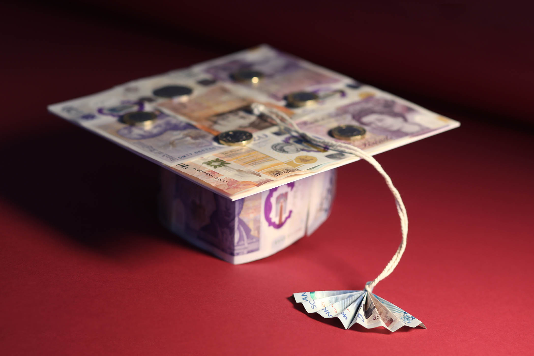 Students in England leave university with three times more debt than in the US