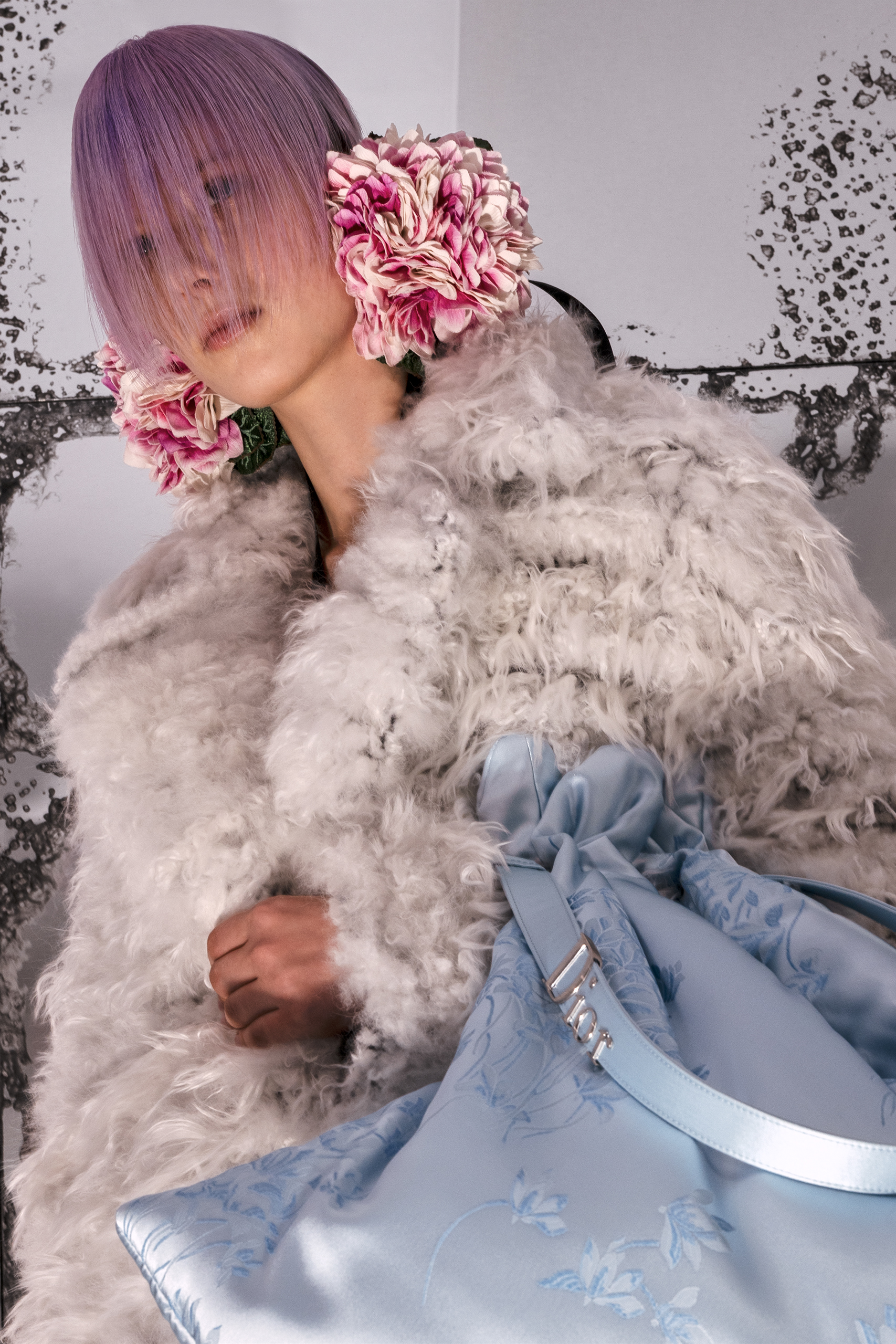 CARAVANE Long oversized hand-woven coat composed of stripes of merino wool, boucle merino and alpaca to give a greige and ecru soft fluffy tweed effect